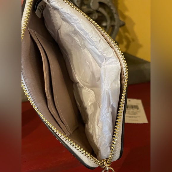 COACH NWT Corner Zip Wristlet with Heart Print - Picture 11 of 17